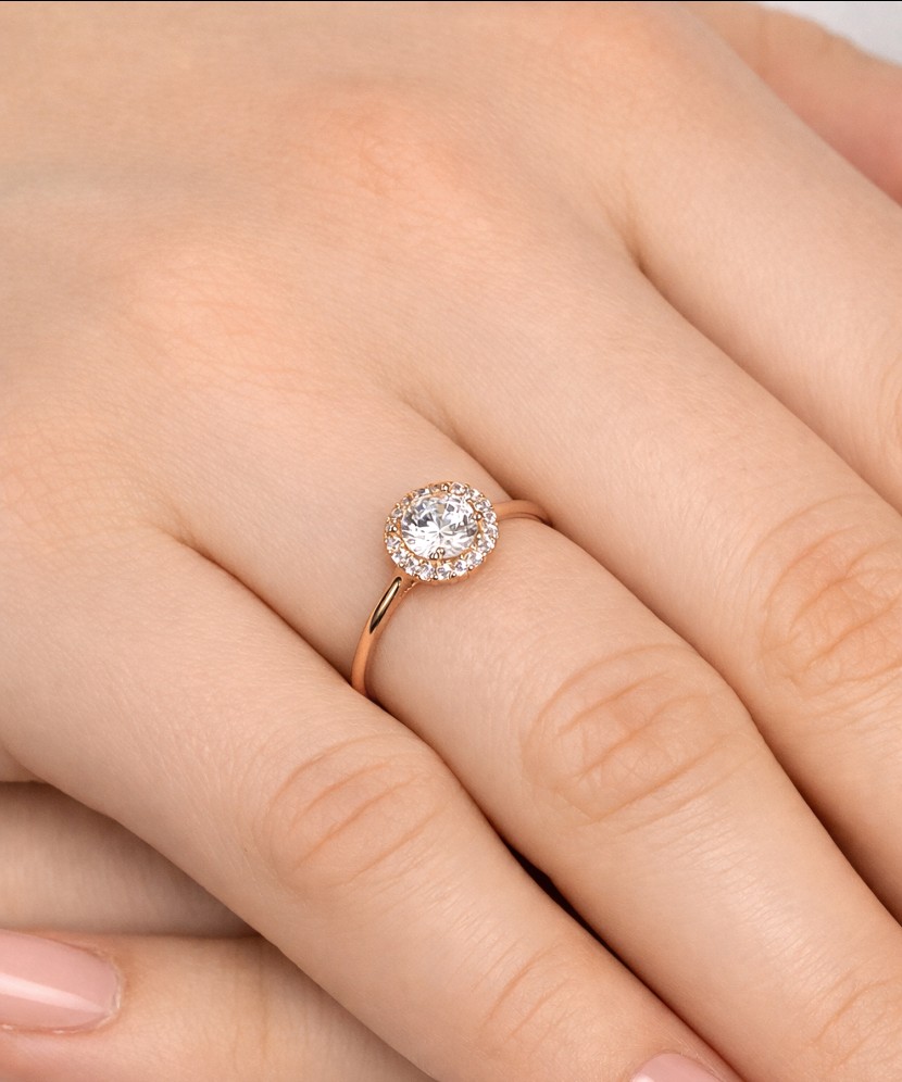 Kuldsõrmus tsirkoonidega