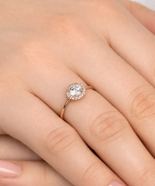 Kuldsõrmus tsirkoonidega