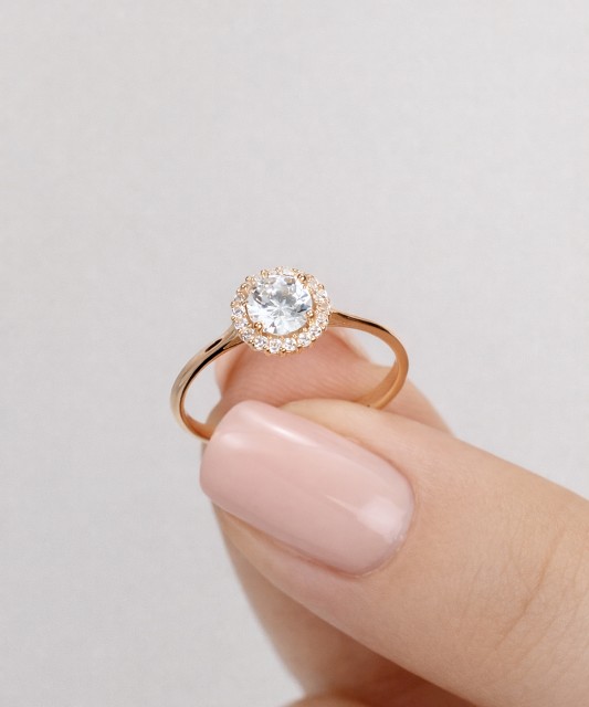 Kuldsõrmus tsirkoonidega