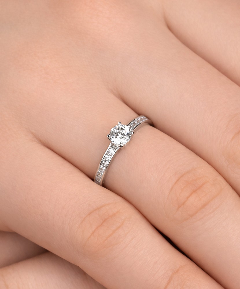 Valgest kullast sõrmus tsirkoonidega