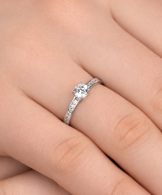 Valgest kullast sõrmus tsirkoonidega