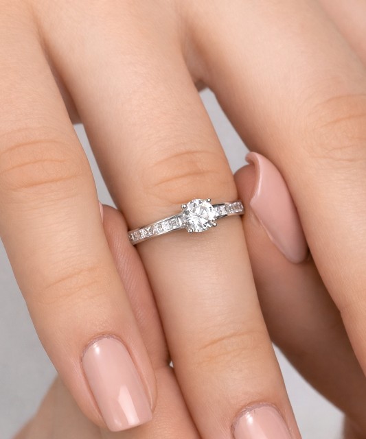 Valgest kullast sõrmus tsirkoonidega