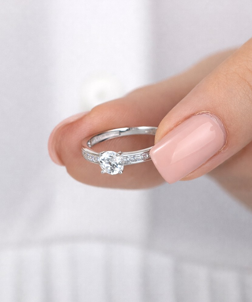 Valgest kullast sõrmus tsirkoonidega