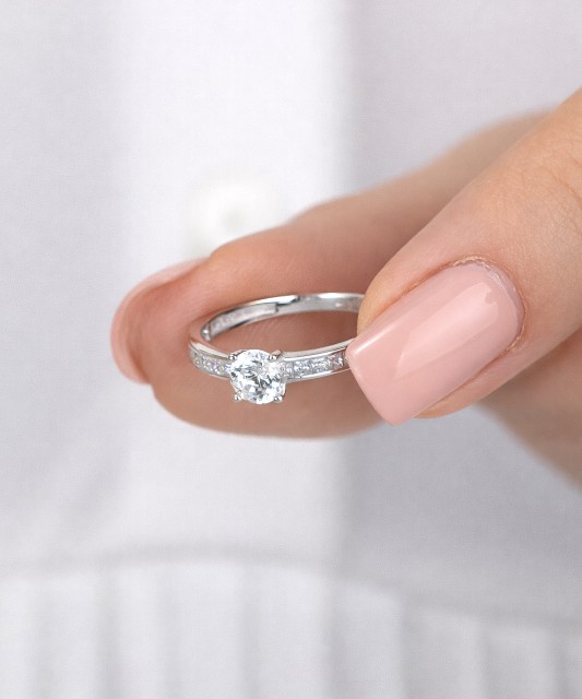 Valgest kullast sõrmus tsirkoonidega