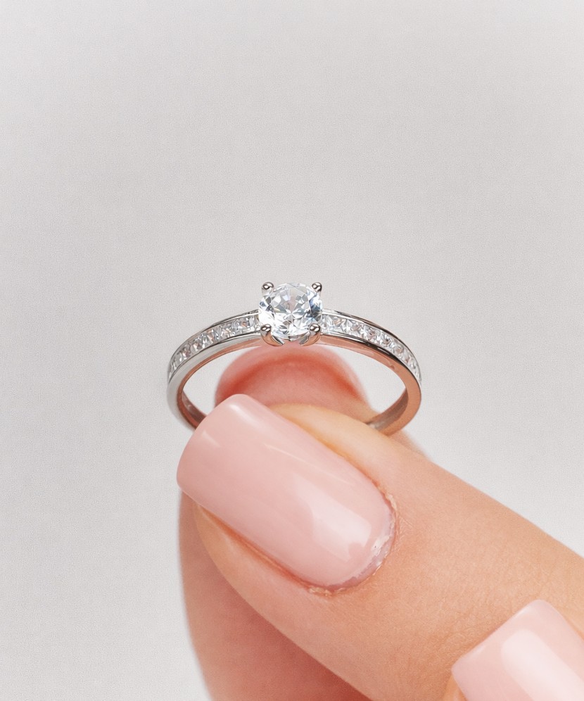 Valgest kullast sõrmus tsirkoonidega