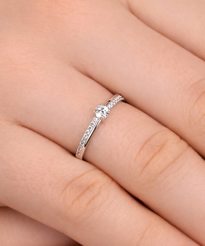 Кольцо из белого золота с цирконами