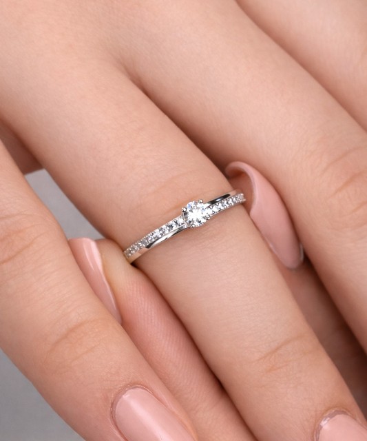 Valgest kullast sõrmus tsirkoonidega