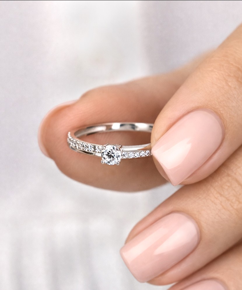 Valgest kullast sõrmus tsirkoonidega