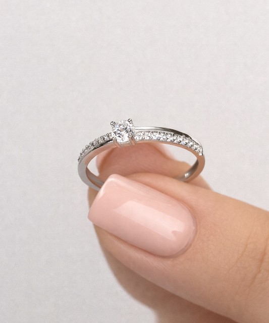 Кольцо из белого золота с цирконами