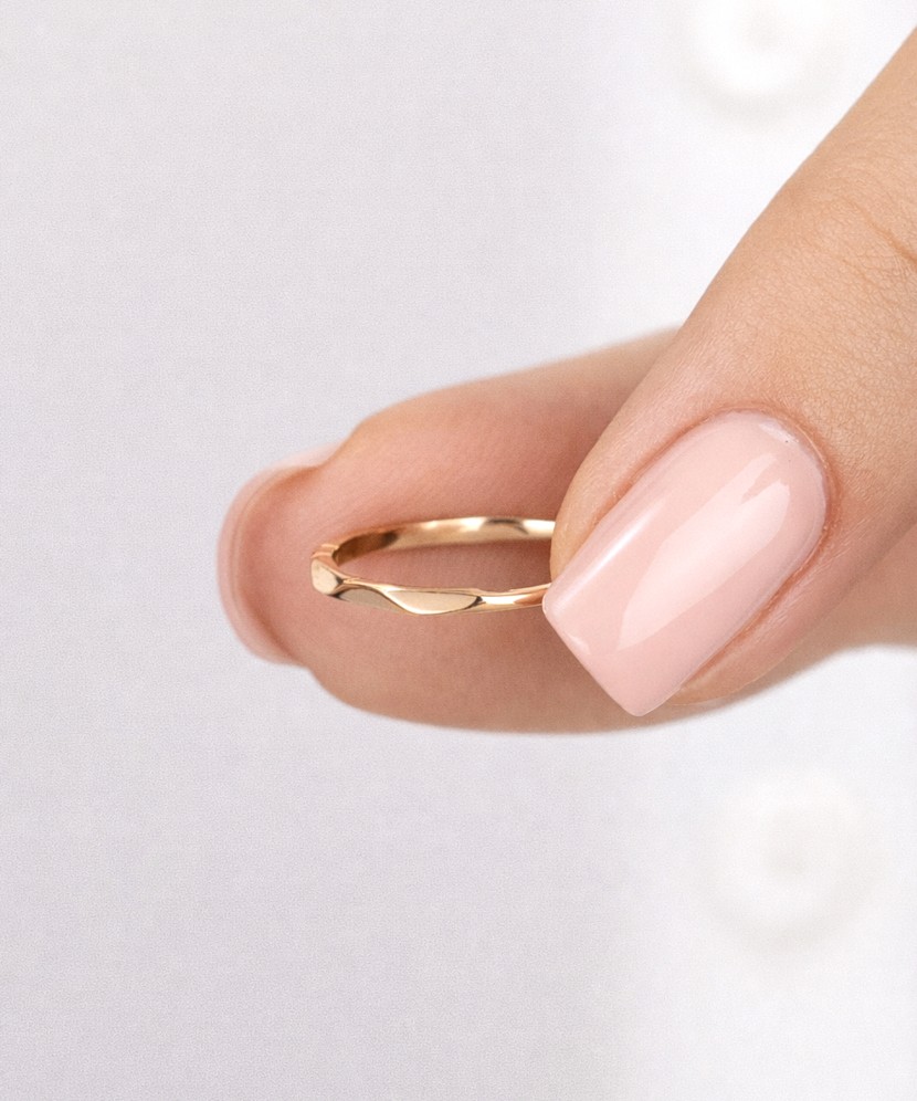 Kuldsõrmus tsirkoonidega