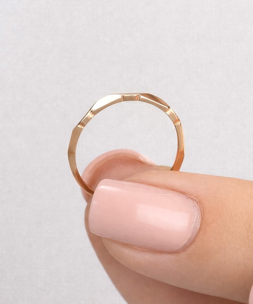 Kuldsõrmus tsirkoonidega