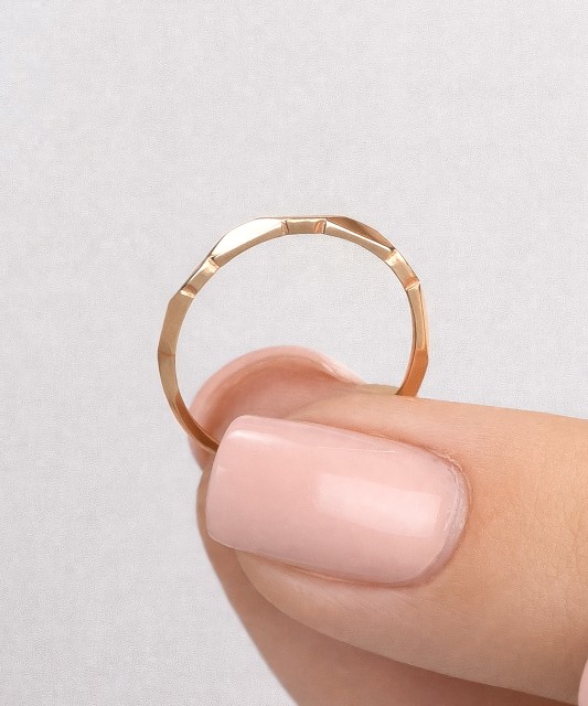 Kuldsõrmus tsirkoonidega