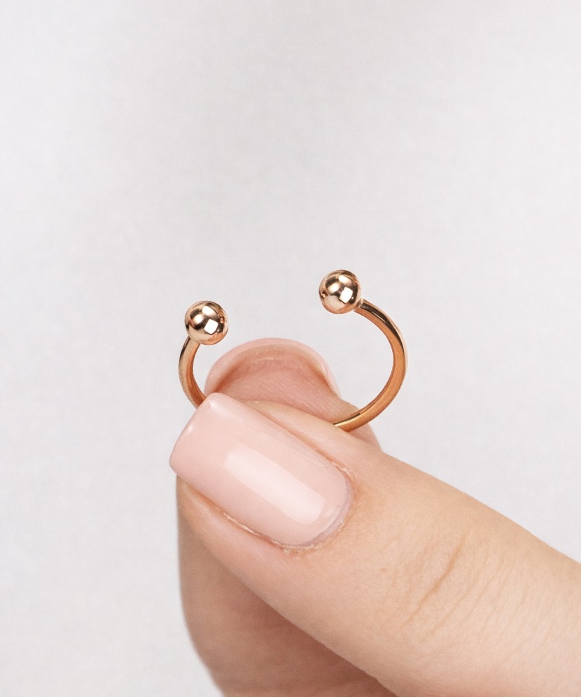 Kuldsõrmus tsirkoonidega