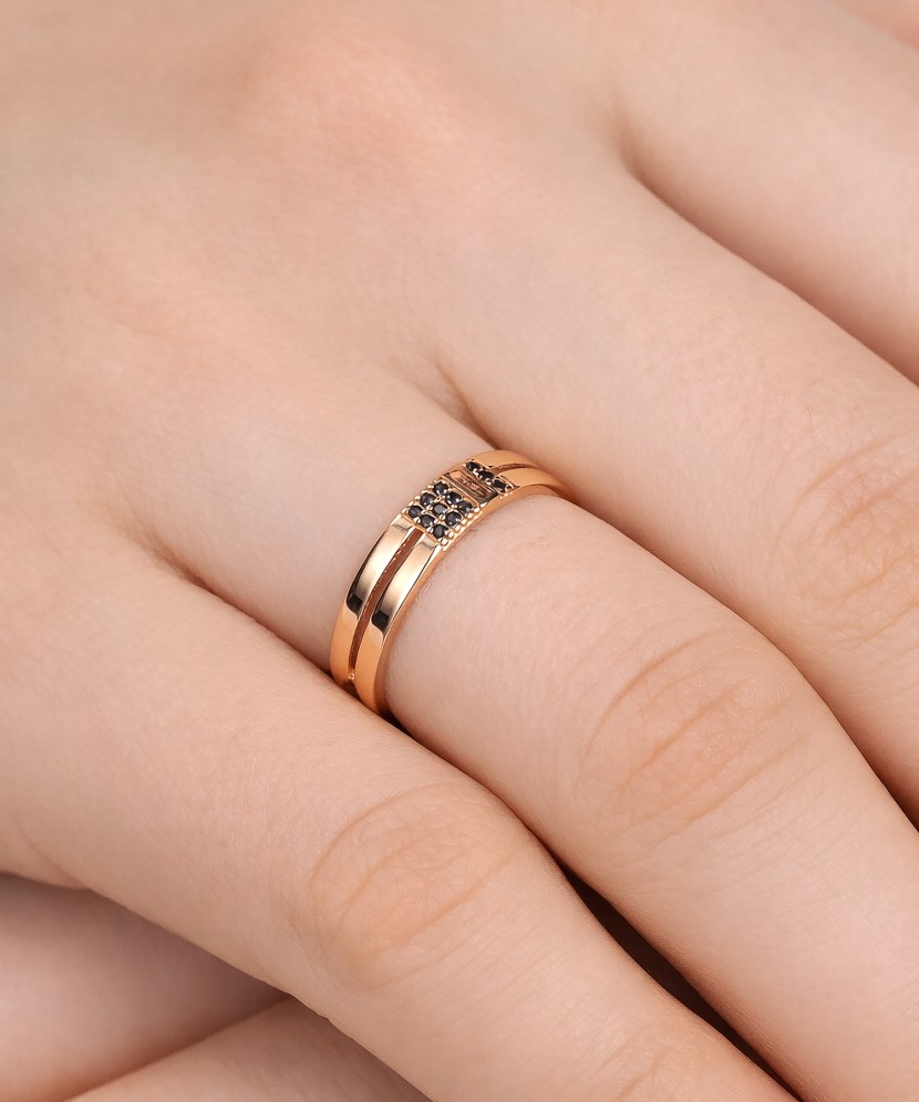 Kuldsõrmus tsirkoonidega