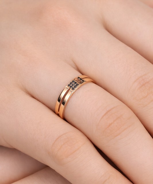 Kuldsõrmus tsirkoonidega