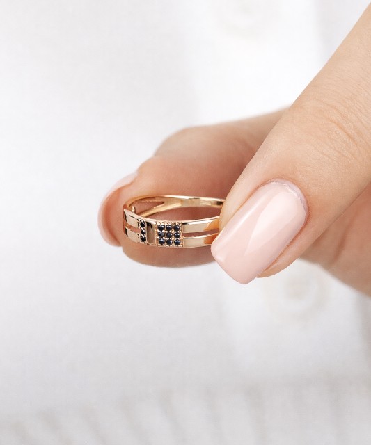 Kuldsõrmus tsirkoonidega