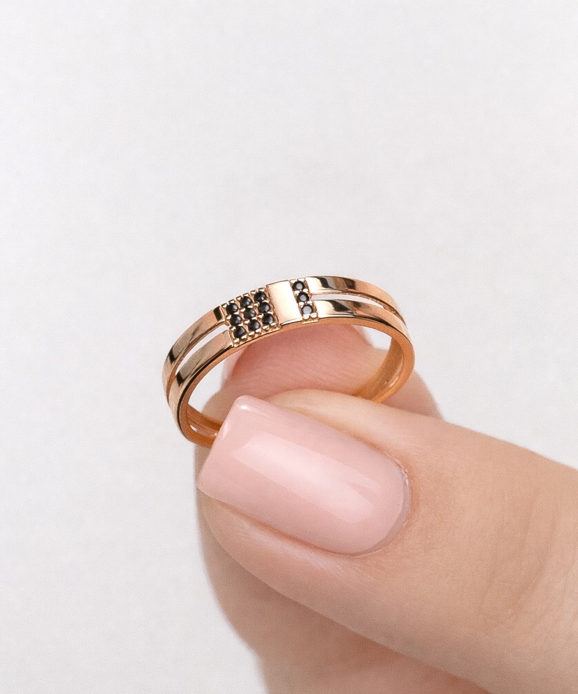 Kuldsõrmus tsirkoonidega