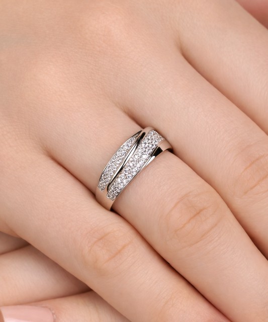 Hõbesõrmus tsirkoonidega