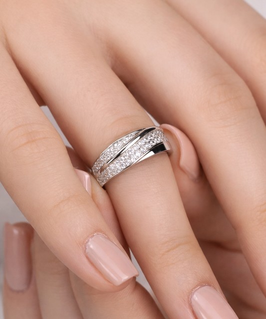 Hõbesõrmus tsirkoonidega