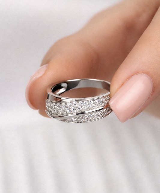 Hõbesõrmus tsirkoonidega