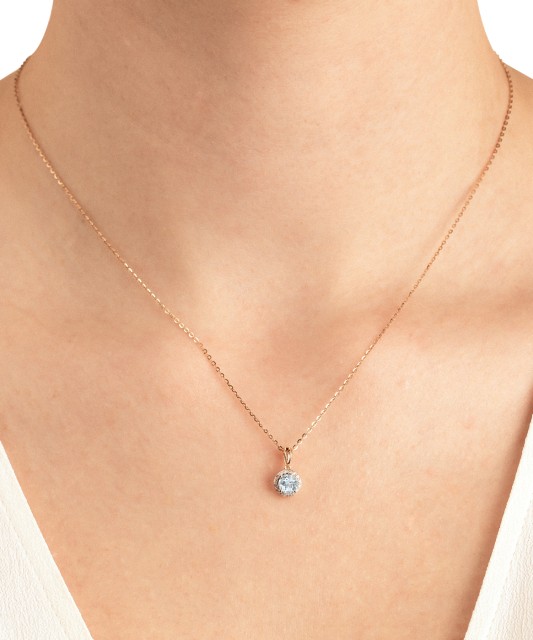 Kuldne ripats topaasi ja teemantidega