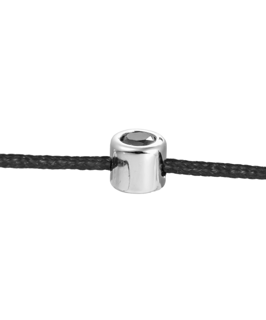 Браслет на чёрной нити с чёрным бриллиантом и белым золотом