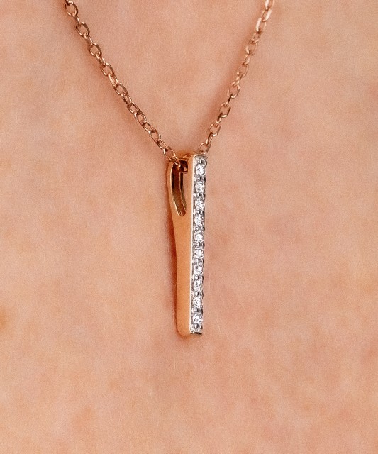 Kuldne kaelakee teemant-ripatsiga