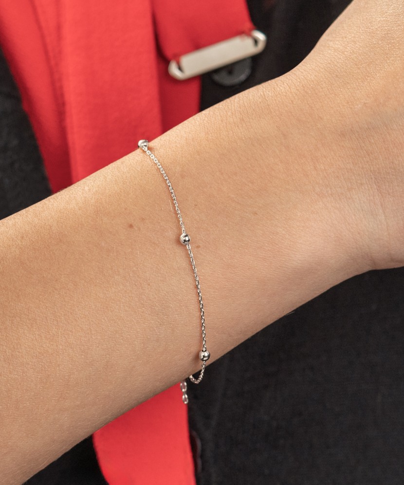 Valgest kullast käevõru