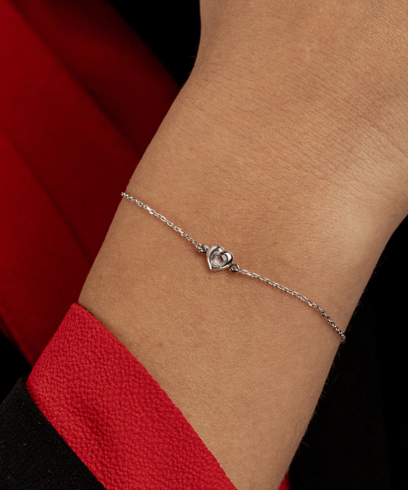 Valgest kullast käevõru tsirkoonidega "Süda"