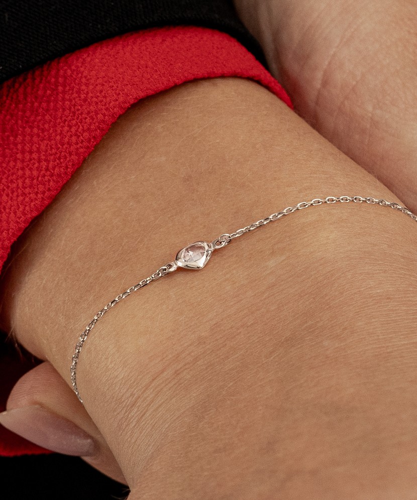 Valgest kullast käevõru tsirkoonidega "Süda"