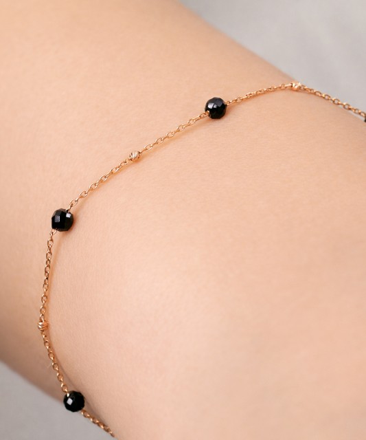 Kuldne käevõru spinellidega