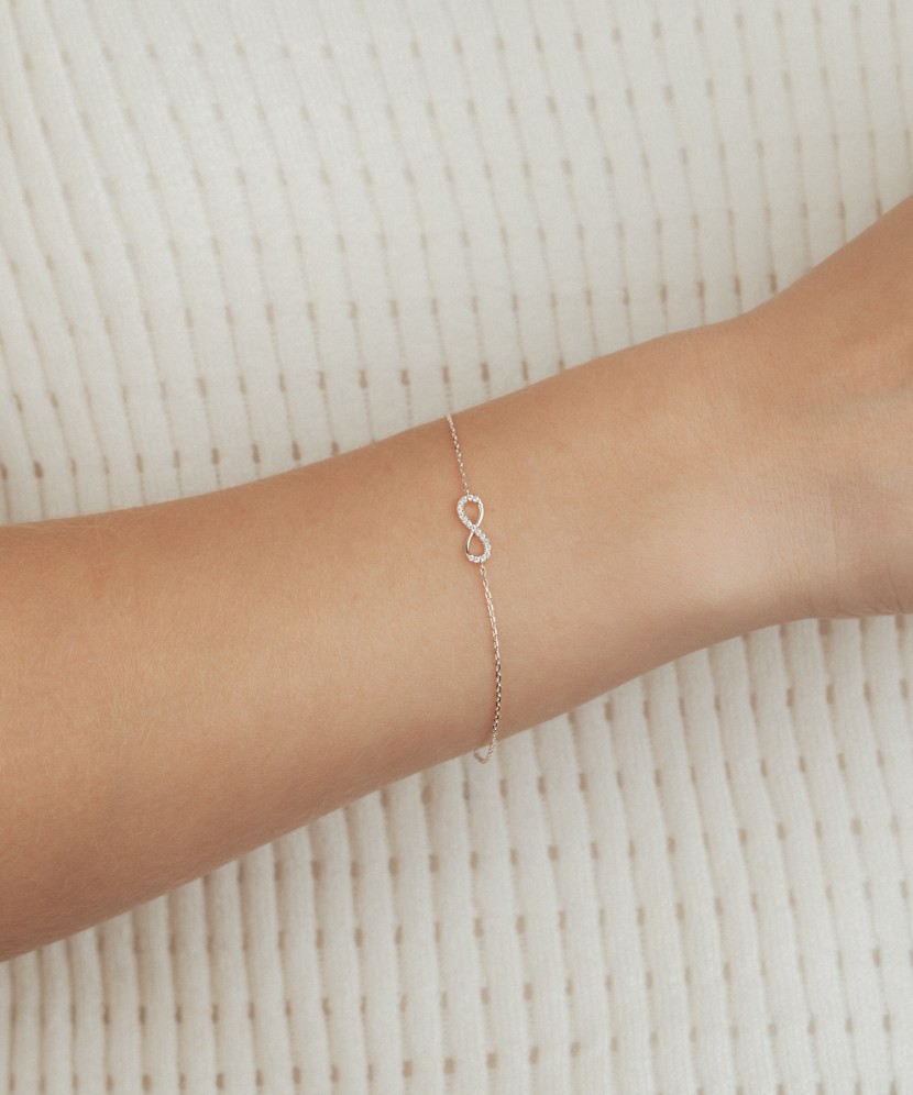 Valgest kullast käevõru tsirkoonidega "Lõpmatus"