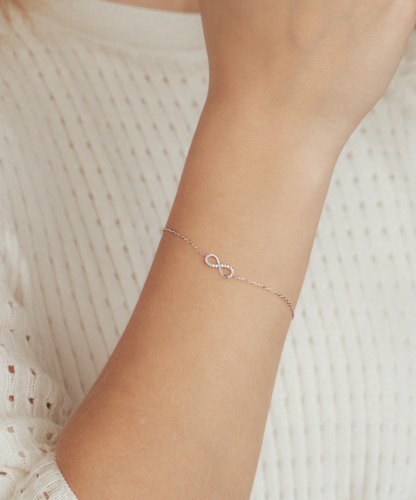 Браслет из белого золота с цирконами "Бесконечность"