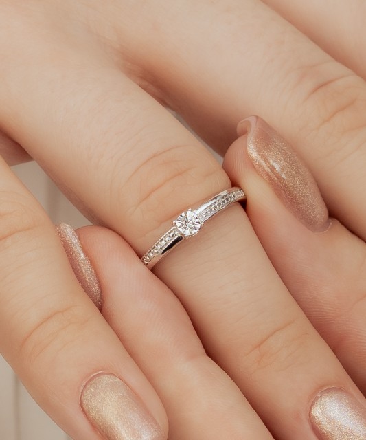 Valgest kullast sõrmus briljantidega