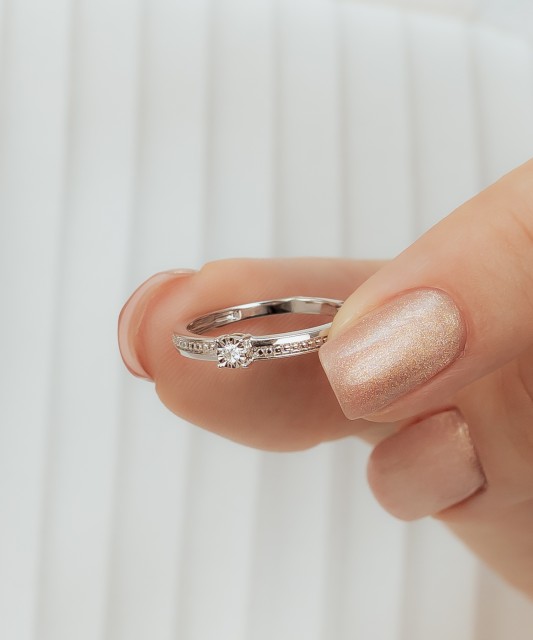 Valgest kullast sõrmus briljantidega