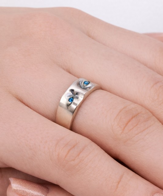 Серебряное кольцо с кристаллами