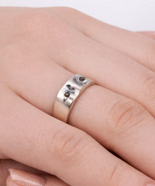 Hõbedast sõrmus kristallidega