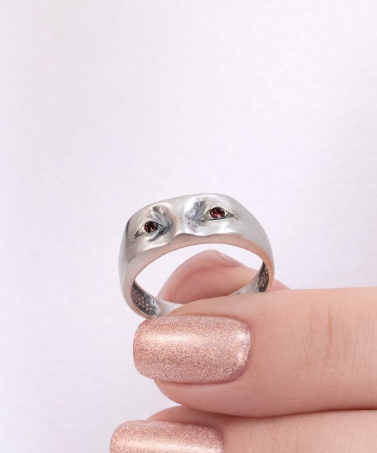 Hõbedast sõrmus kristallidega