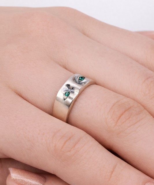 Hõbedast sõrmus kristallidega