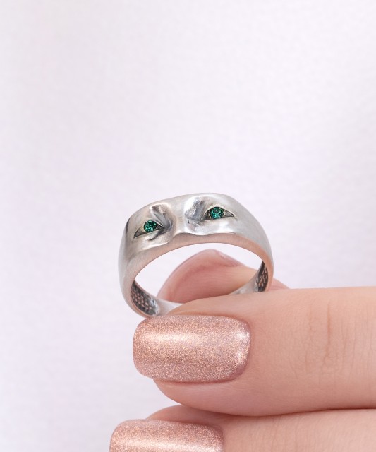 Hõbedast sõrmus kristallidega