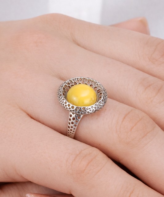 Серебряное кольцо с янтарём