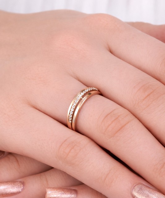 Kuldsõrmus tsirkoonidega