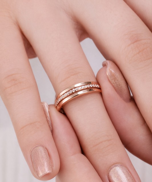 Kuldsõrmus tsirkoonidega