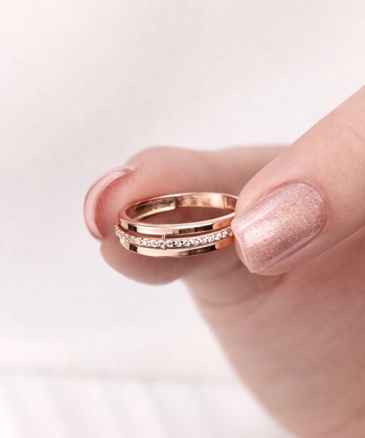 Kuldsõrmus tsirkoonidega