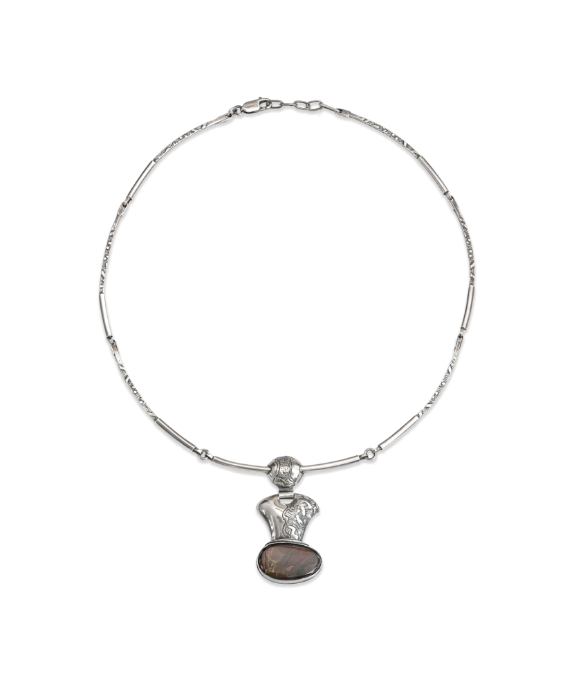 Hõbedane kaelakee labradoriidist ripatsiga