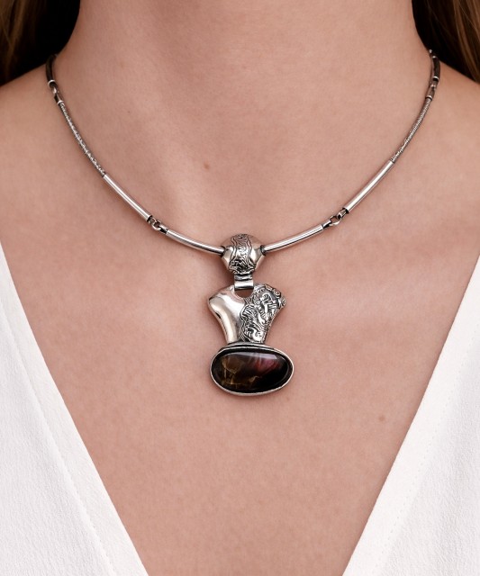 Hõbedane kaelakee labradoriidist ripatsiga