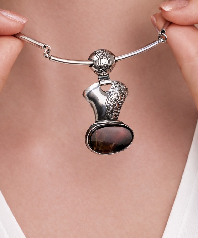 Hõbedane kaelakee labradoriidist ripatsiga