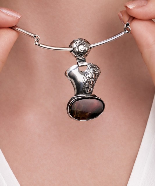 Hõbedane kaelakee labradoriidist ripatsiga