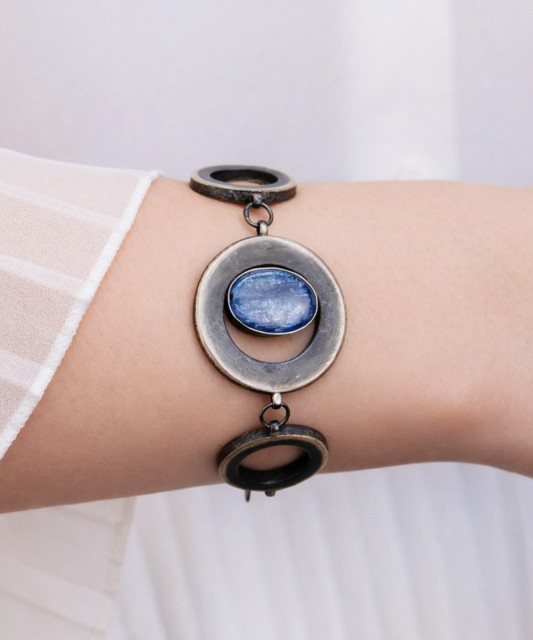 Hõbedane käevõru tsüaniidiga