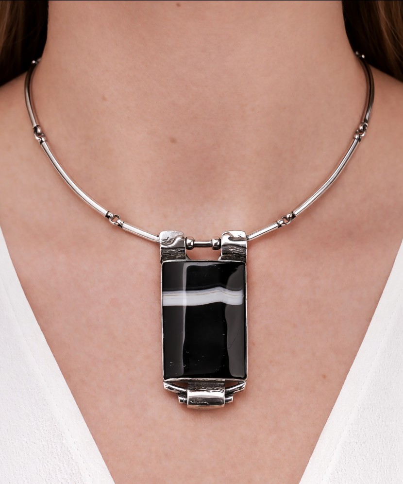 Hõbedane kaelakee ahhaadiga ripatsiga